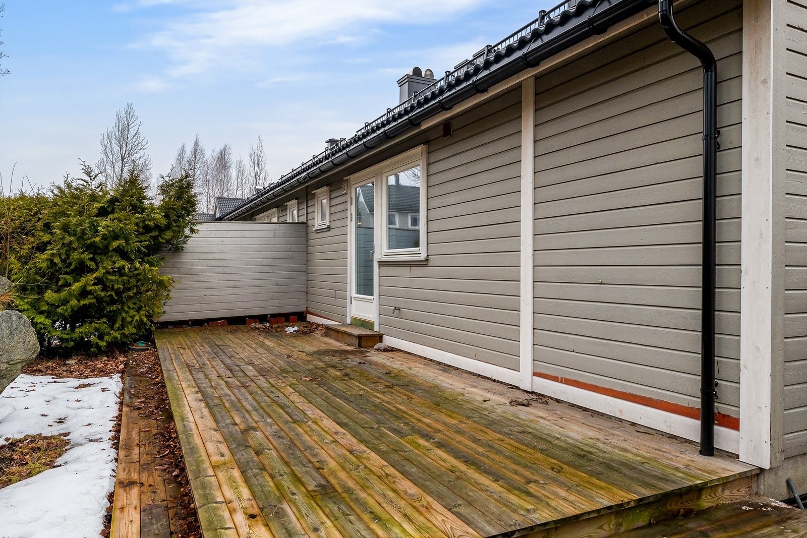 God plass for utemøbler, grill og lek på den store uteplassen. Galleribilde