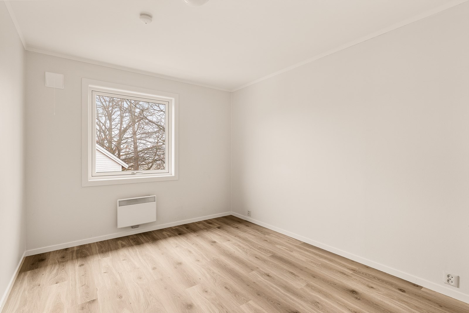 Rommet varmes opp med panelovn, og vinduet slipper inn godt med dagslys. Galleribilde