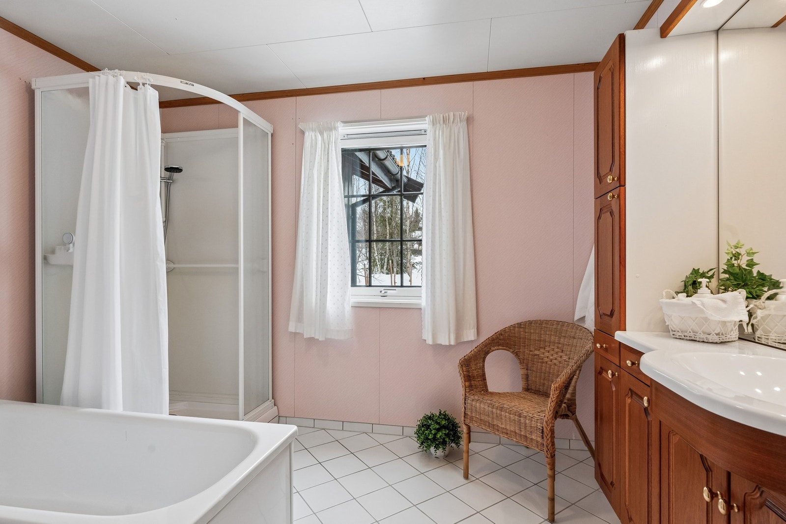 Rommet er fra byggeår, det må medregnes renovering. Galleribilde