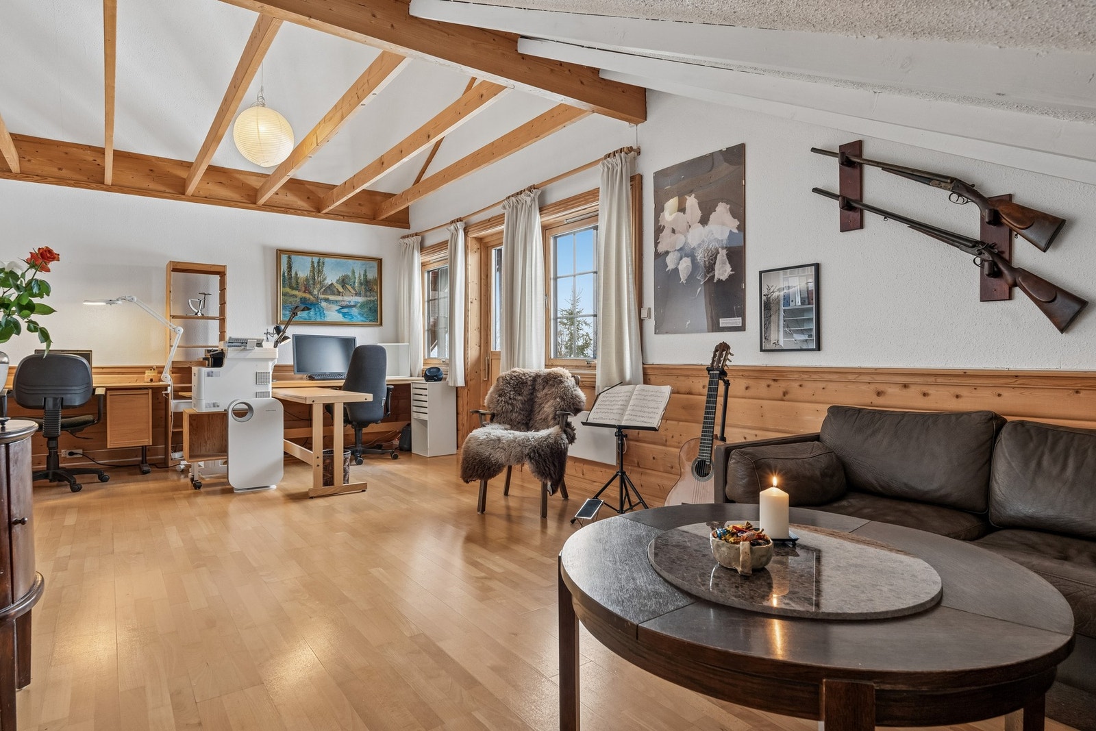 2. etasje har et hyggelig oppholdsrom med mange bruksmuligheter som arbeids- og musikkrom, TV-stue eller lekerom. Dette rommet kan også benyttes som soverom. Galleribilde