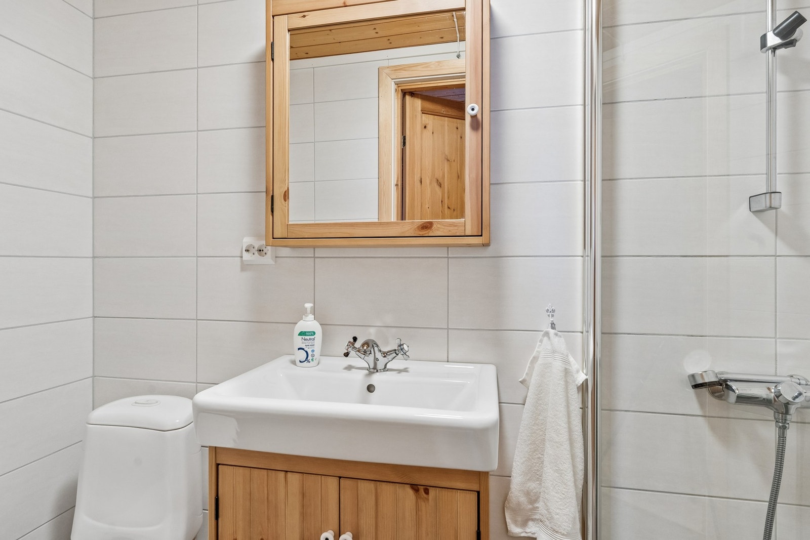 Badet ble pusset opp i 2016 etter en forsikringssak (rørbrudd i vegg bak dusjbatteriet). Galleribilde