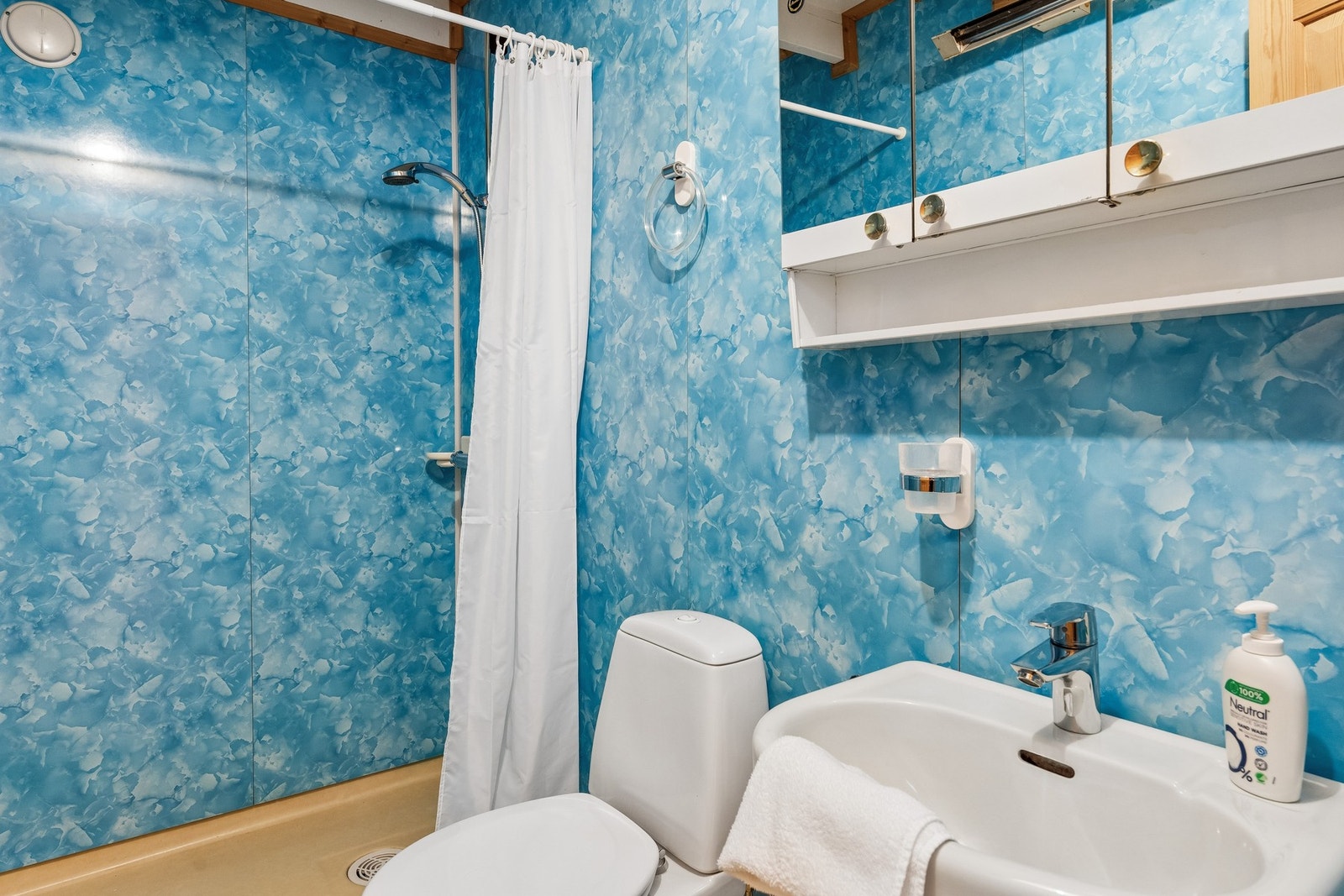 Badet i 2.etasje har dusjhjørne, toalett, servant og overskap. Rommet er fra byggeår, det må medregnes renovering. Galleribilde