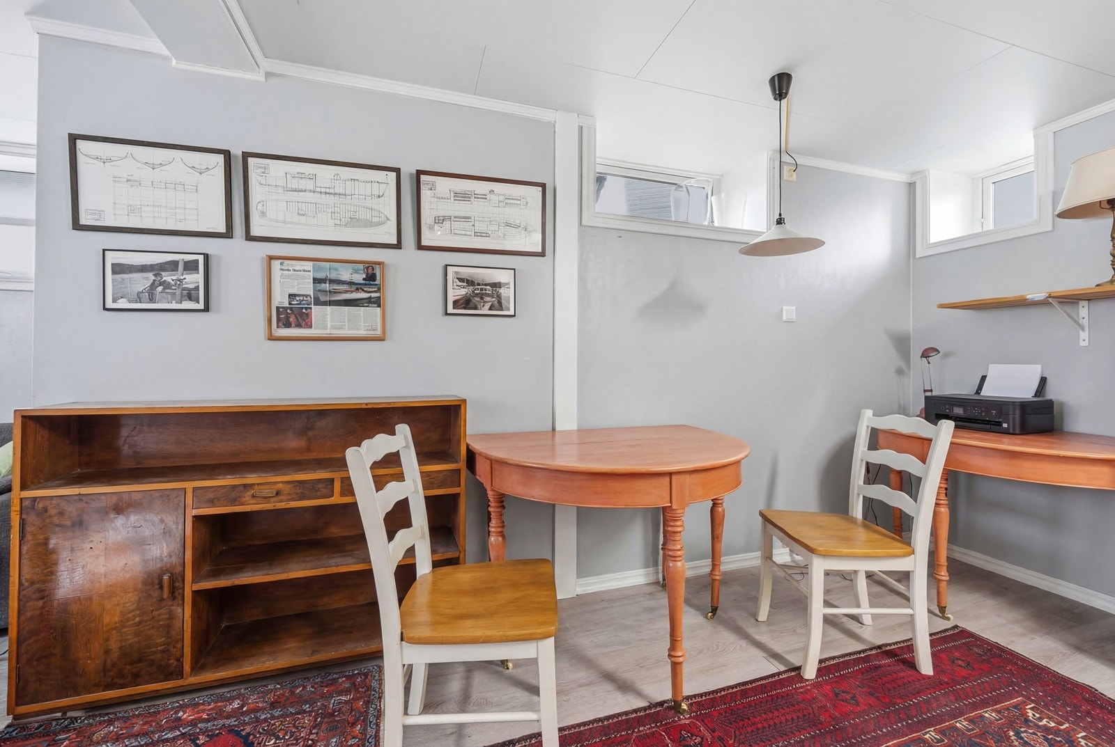 Spiseplass i forbindelse med kjøkkenet i underetasjen Galleribilde