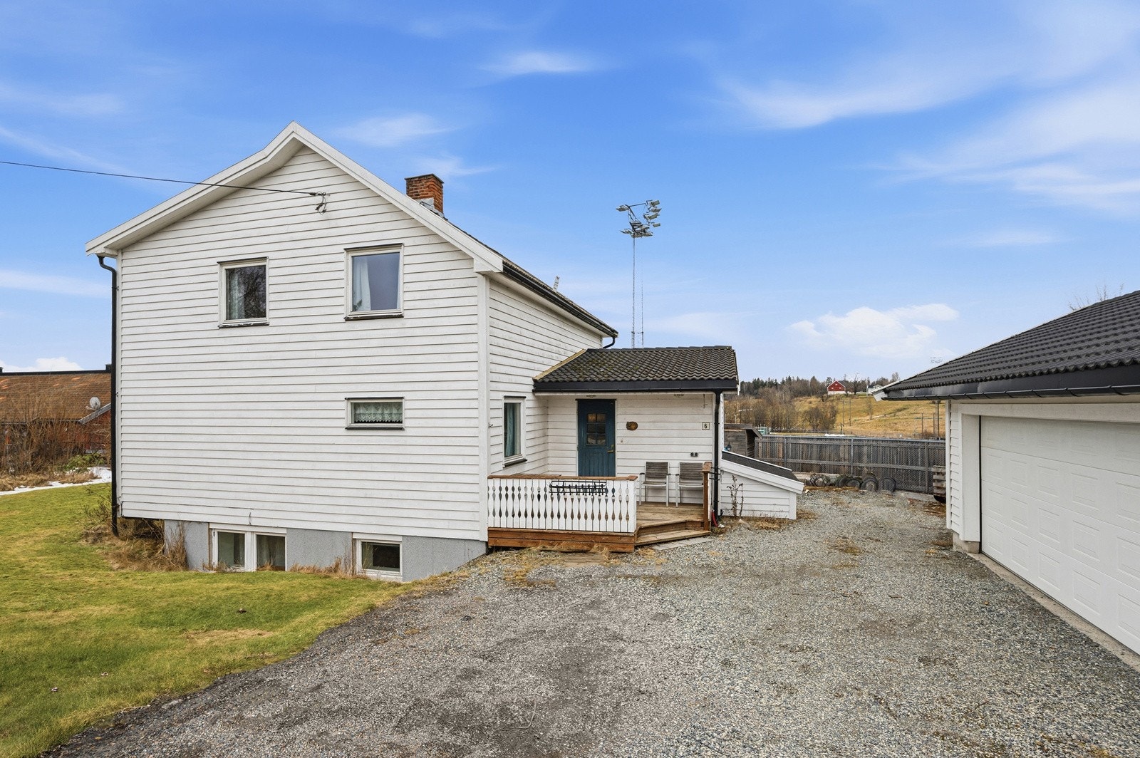 Fasade med garasjen Galleribilde
