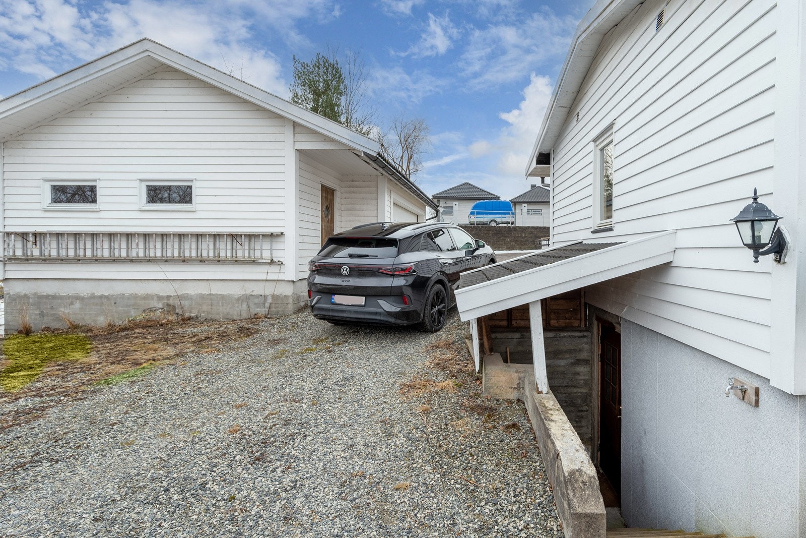 Fasade med inngang til underetasjen, samt garasjen Galleribilde