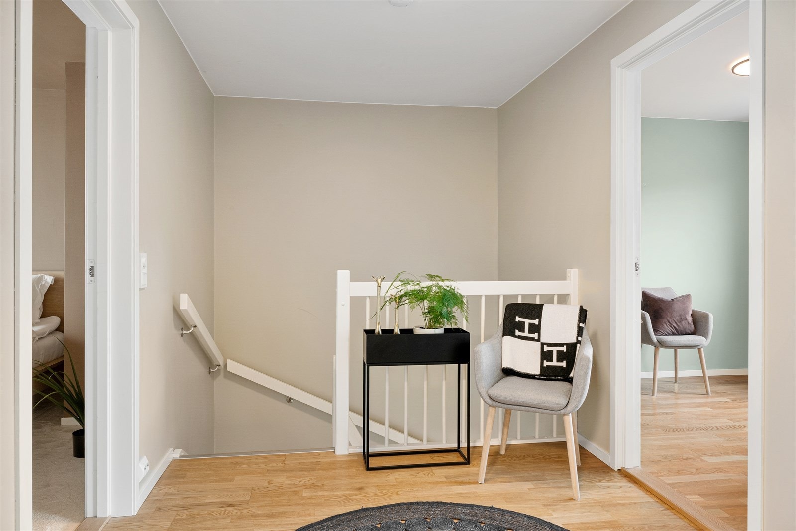 Boligen byr på en gjennomtenkt og familievennlig planløsning med tre soverom. Galleribilde