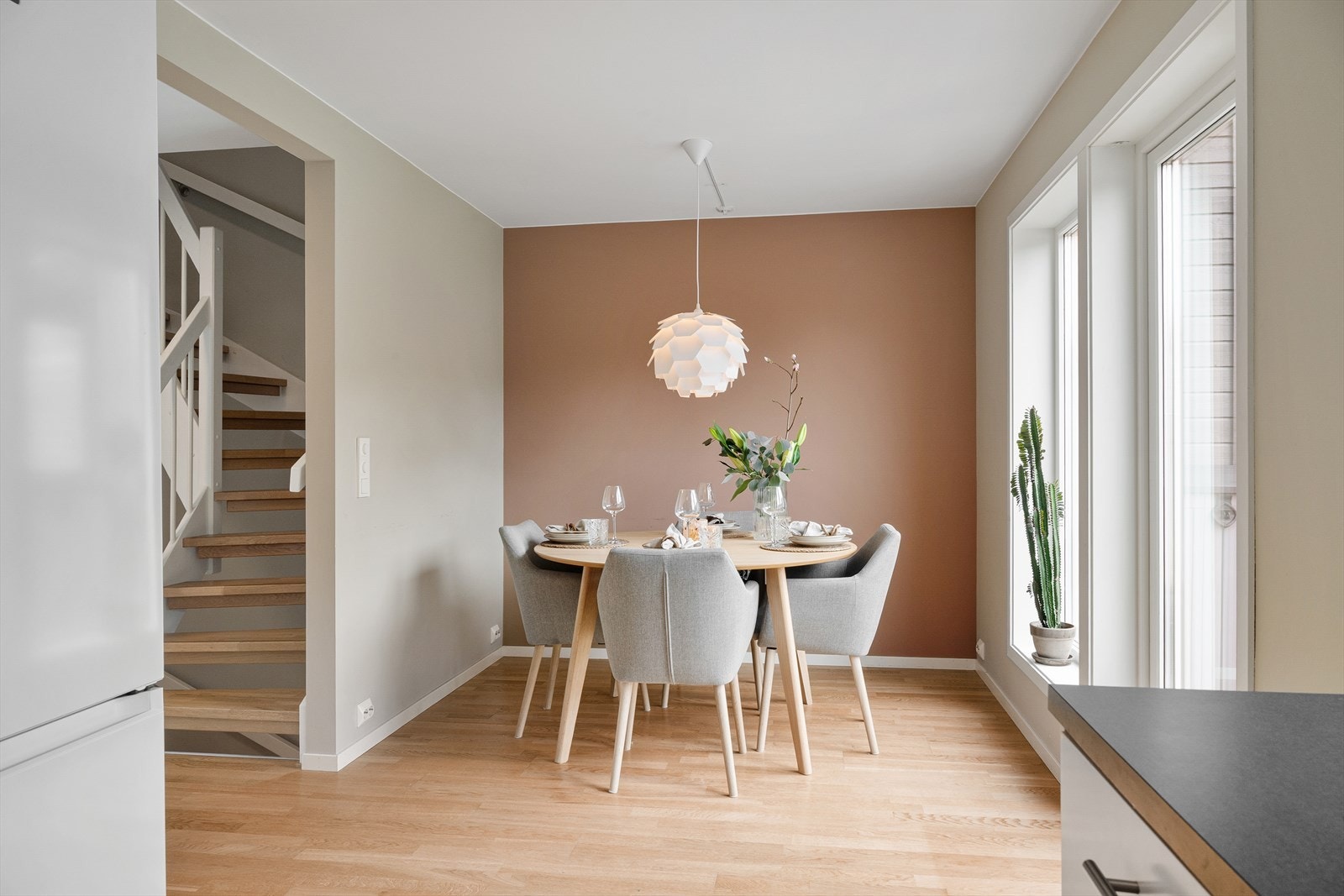 Her er det rikelig plass til spisebord, perfekt for gode middager. Galleribilde