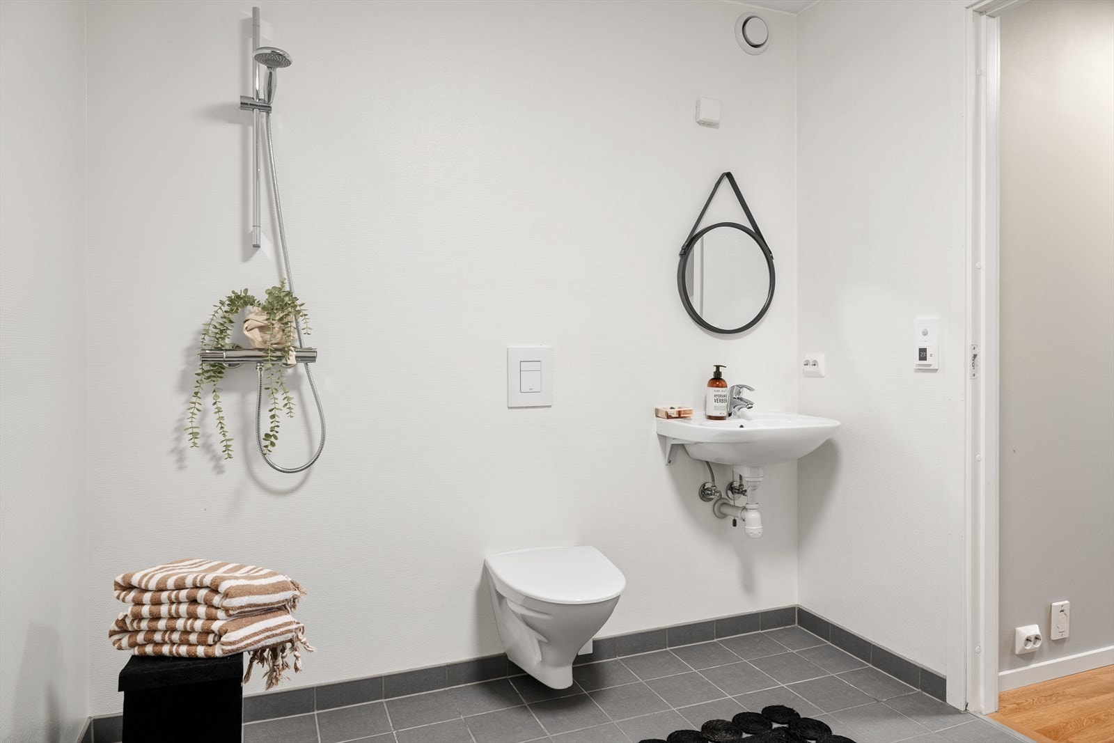 Videre inn finner du boligens vaskerom/ 2 baderom. Galleribilde