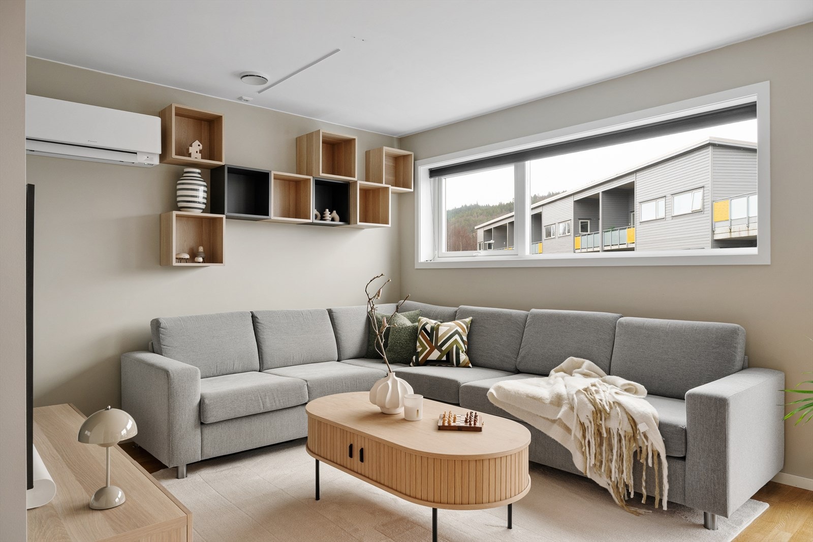 Stuen er meget innbydende med lyse og moderne fargevalg på overflatene. Galleribilde