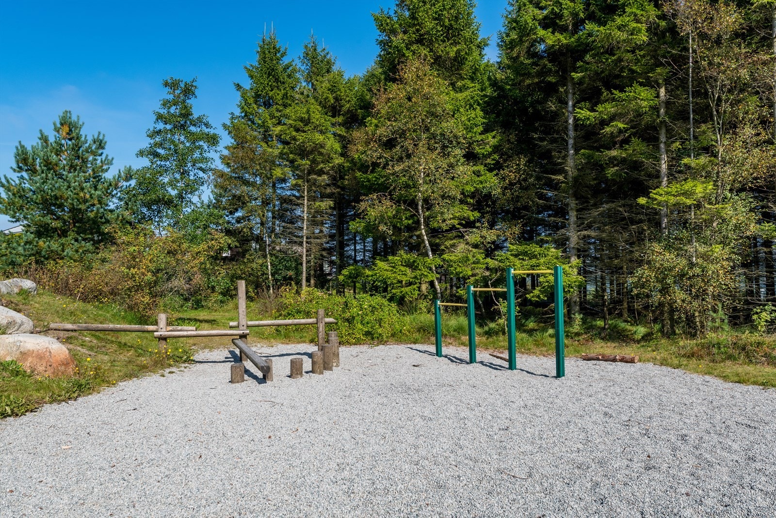 Kjempeholen 31 ligger i ett trygt og familievennlig boligområdet på Bogafjell, med kort vei til alt av natur, skoler og servicetilbud. Galleribilde