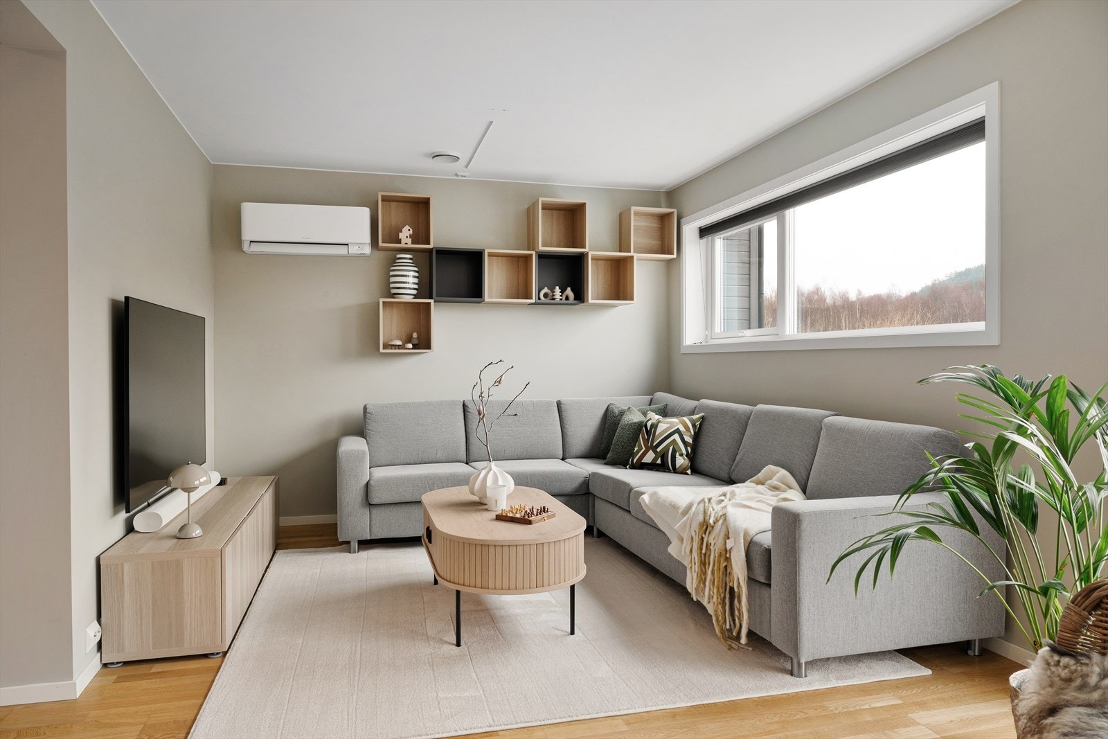 Her bor du i et attraktivt og barnevennlig område tett på naturen, med kort vei til flott friluftsliv, skoler og servicetilbud. Boligen kombinerer moderne standard med trygge omgivelser og passer perfekt for deg som ønsker et familievennlig hjem. Galleribilde