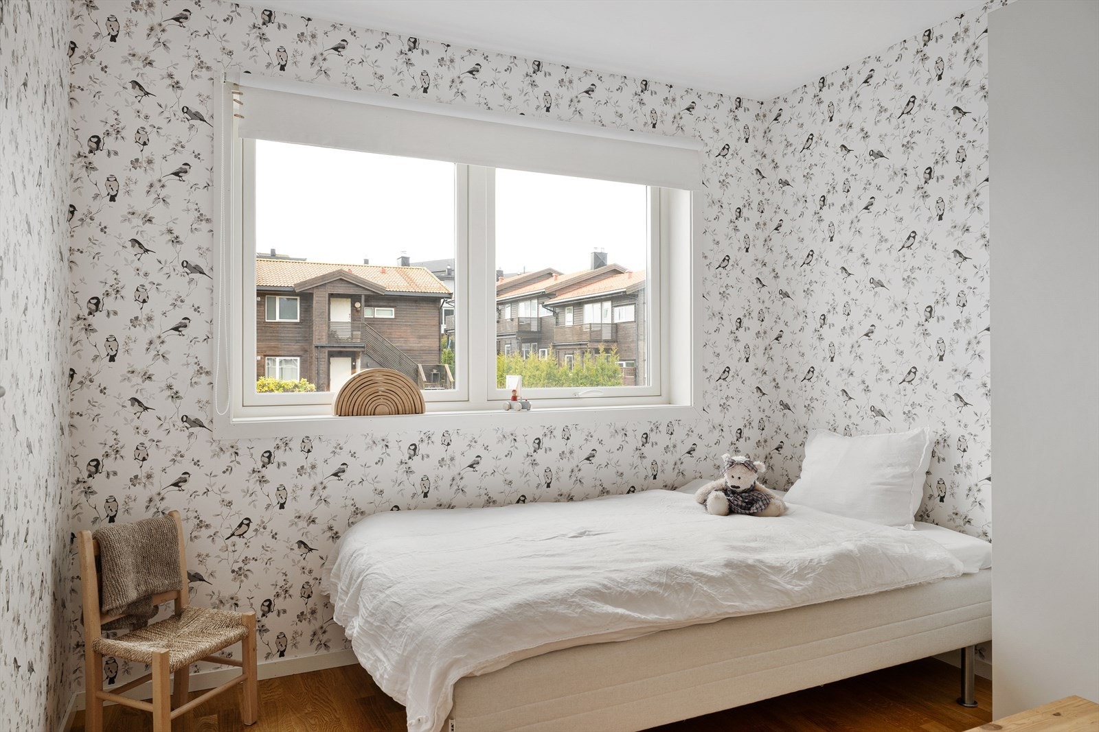 Soverom 2 praktisk utformet og gir gode muligheter for både oppbevaring og møblering, noe som gjør boligen svært godt tilpasset familiens behov. Galleribilde