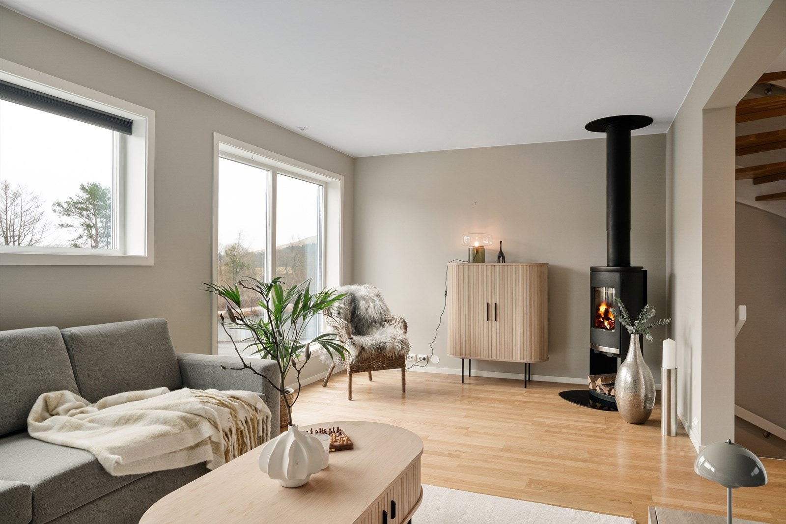 Stuen er romslig og kan enkelt innredes i ulike soner. Man har også gleden av en peis som bidrar til både varme og hygge på kaldere dager. Galleribilde