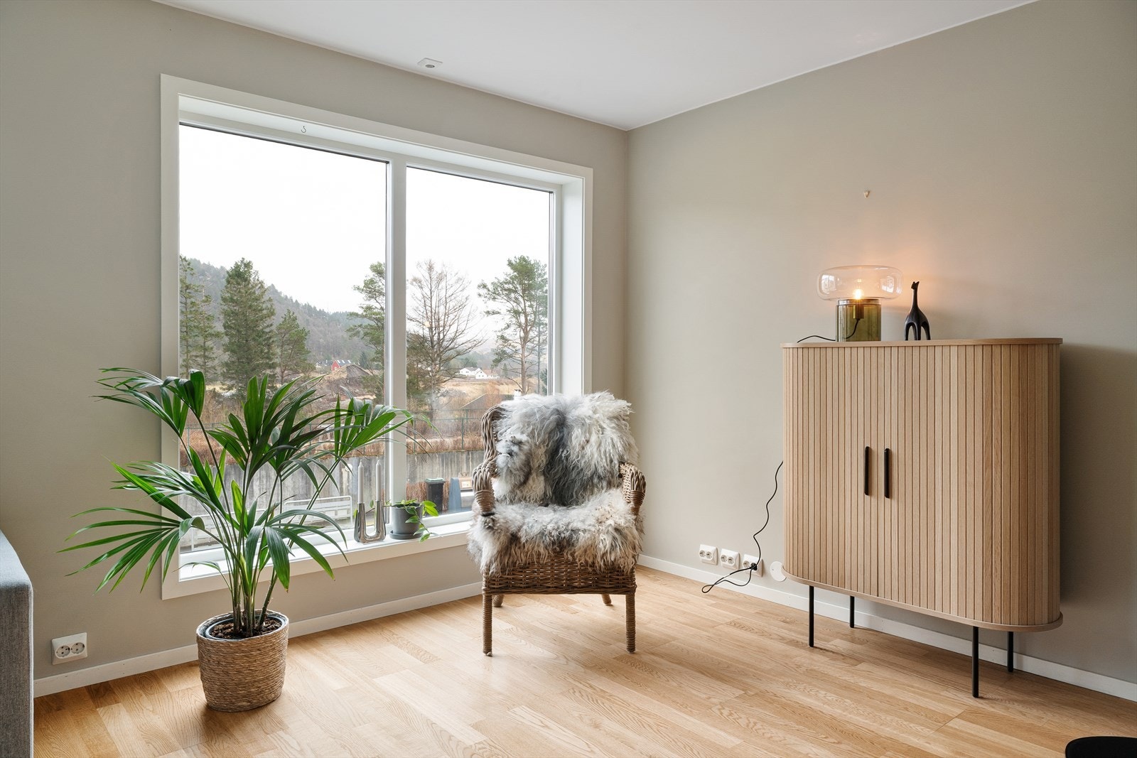 Rommet oppleves både romslig og praktisk, med gjennomgående vindusflater som slipper inn rikelig med naturlig lys og bidrar til en luftig og behagelig atmosfære. Galleribilde