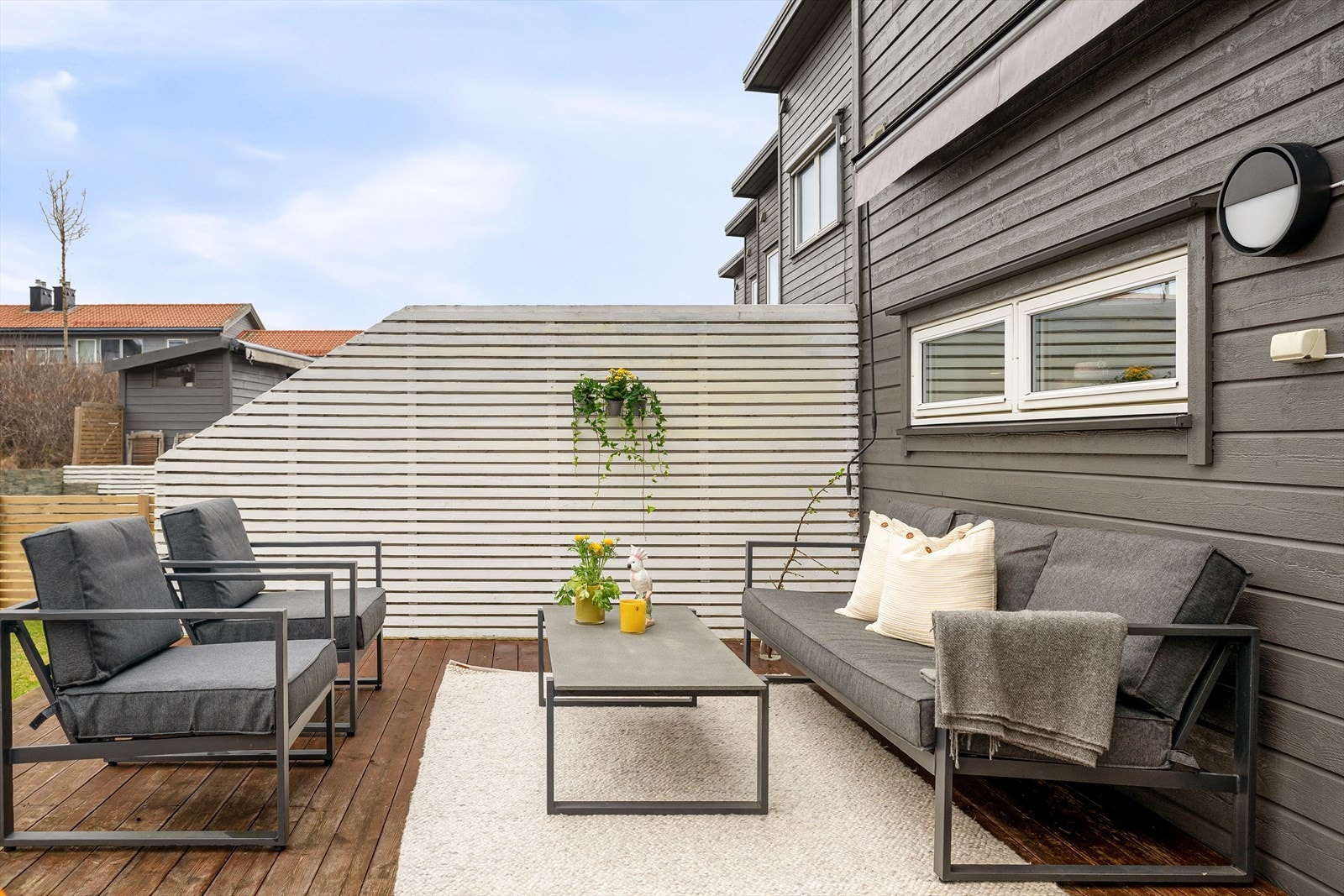 Fra kjøkkenet har du direkte utgang til en vestvendt terrasse med gode solforhold. Uteplassen har også en større hage som kan brukes til lek, avslapping eller hyggelige grillkvelder på varme sommerdager. Galleribilde