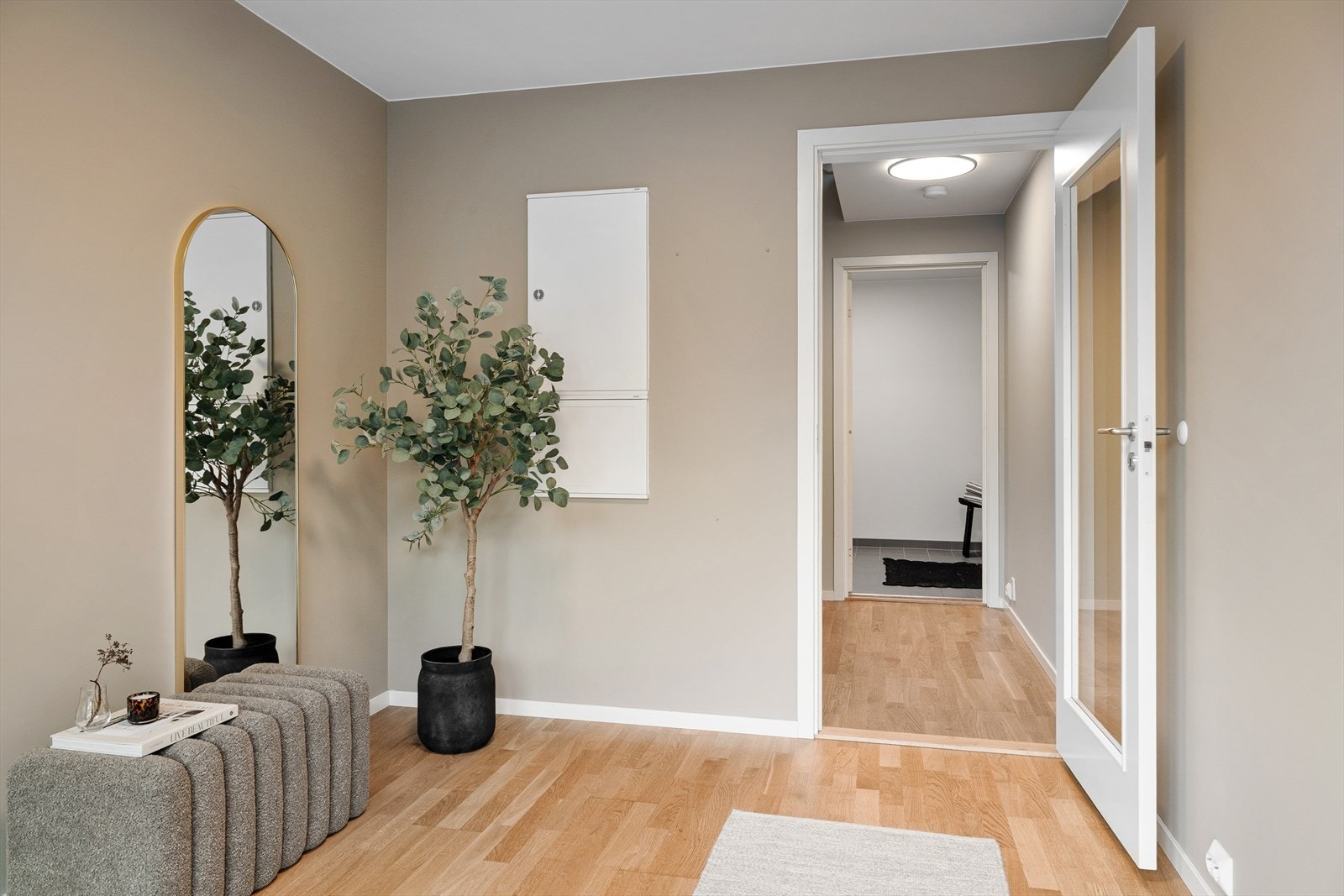 Når du trer inn i boligen blir du møtt av en lys og trivelig entré med romslig plass til både yttertøy og sko. Her er det mulig å etablere en garderobeløsning med skap ved behov. Galleribilde