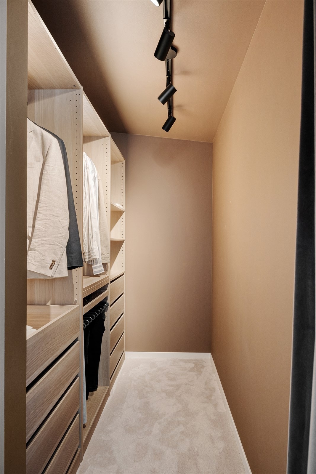 Hovedsoverommet er utstyrt med egen separat garderobe på rommet. Rommene er praktisk utformet og gir gode muligheter for både oppbevaring og garderobeløsning. Galleribilde