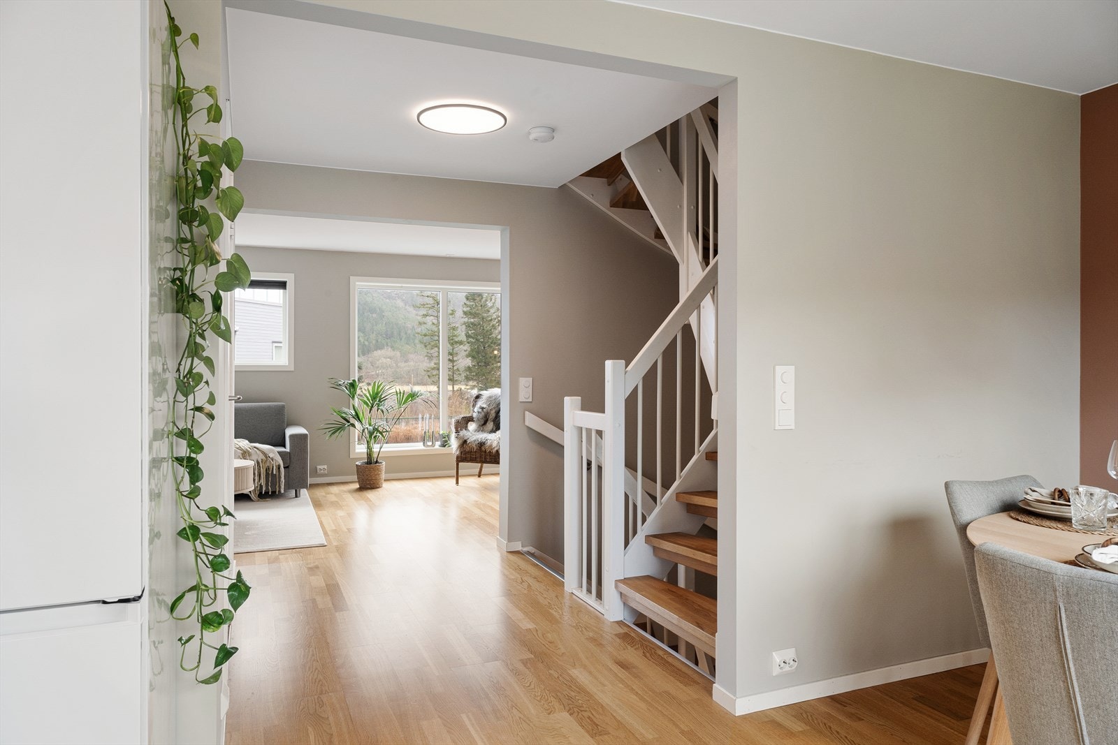 Stue og kjøkken ligger i en delvis åpen løsning som skaper en luftig og sosial sone. Galleribilde