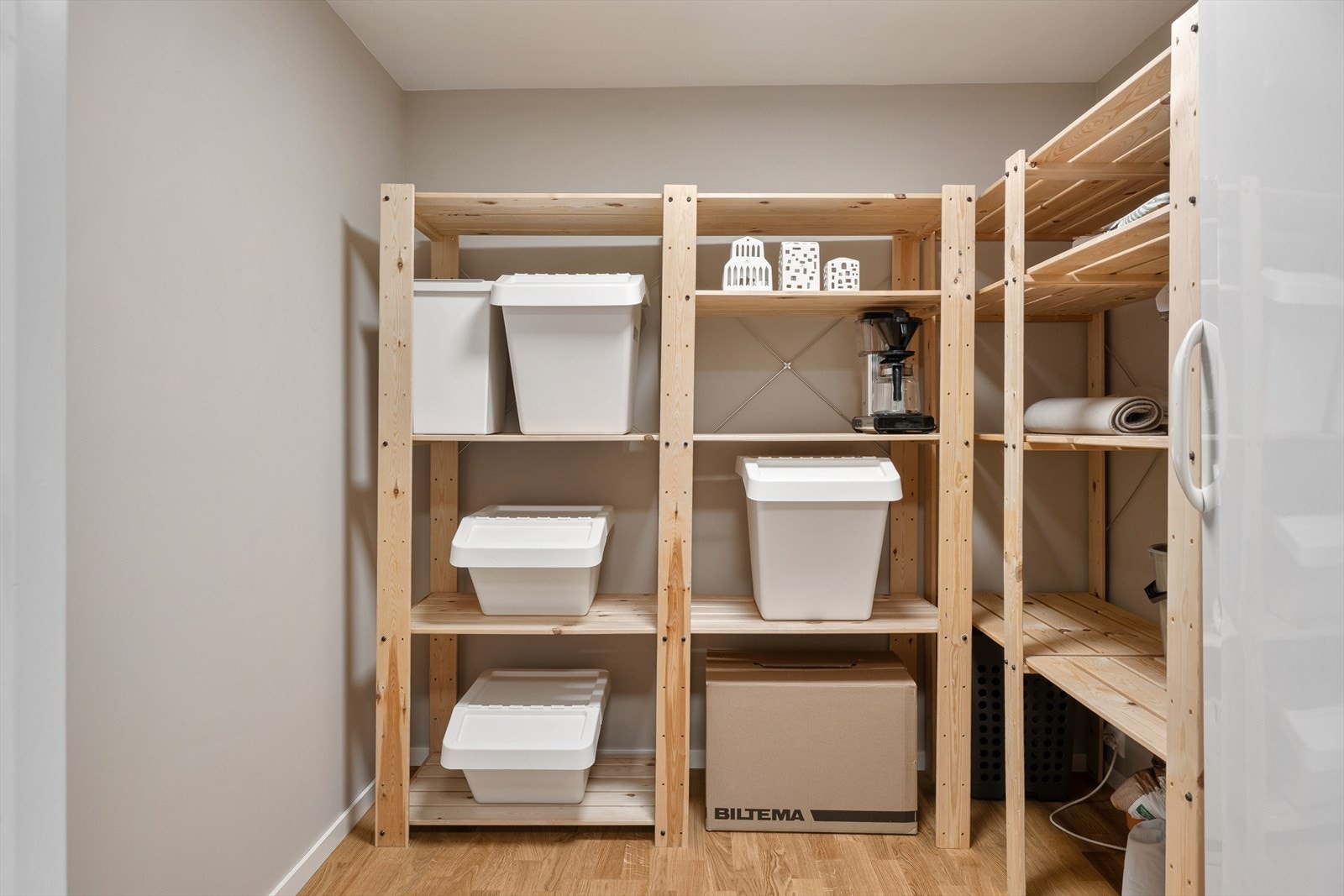 I denne etasjen finnes også en meget praktisk innvendig bod, perfekt for ekstra oppbevaring. Galleribilde