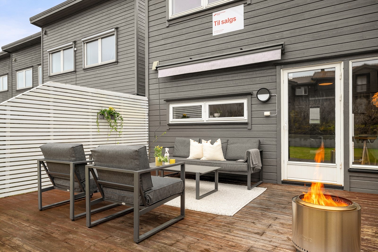 Her bor du i et attraktivt og barnevennlig område tett på naturen, med kort vei til flott friluftsliv, skoler og servicetilbud. Boligen kombinerer moderne standard med trygge omgivelser og passer perfekt for deg som ønsker et familievennlig hjem. Galleribilde