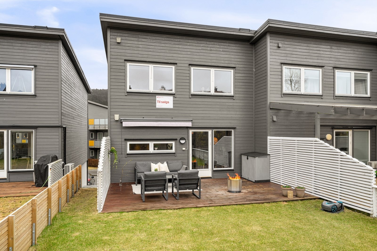 Noe som skiller dette rekkehuset ut er at det er et enderekkehus, noe som gir tilgang til å gå rundt hagen uten å måtte gå gjennom boligen. Galleribilde