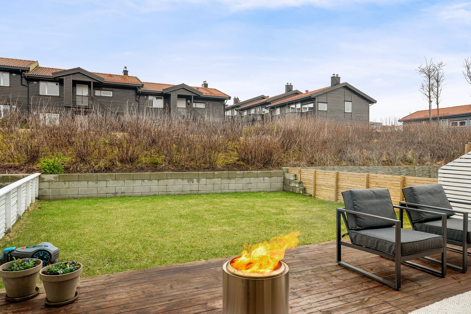 Terrassen og hagen er en av boligens klare høydepunkter, med sol store deler av dagen og skjermet beliggenhet fra hovedveien. Dette er et perfekt sted å nyte varme dager og lange sommerkvelder. Galleribilde