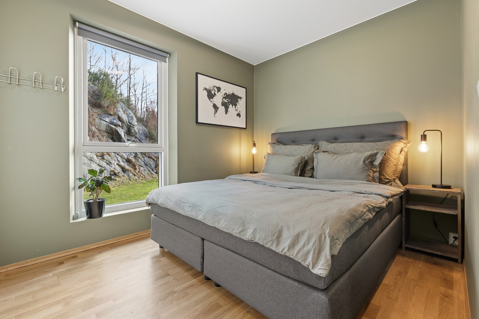 Soverommet er av god størrelse og malt i en behagelig grønntone. Her har man god plass til å møblere med både dobbeltseng og tilhørende møblement. Galleribilde