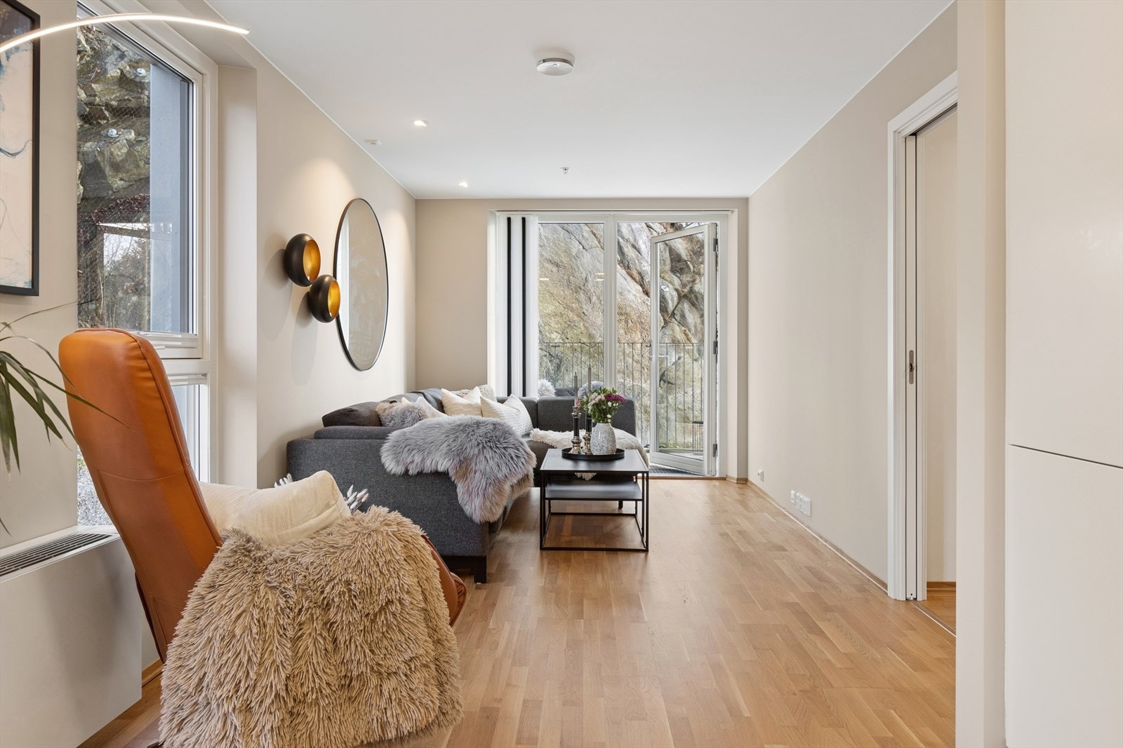 Her har man rom for å møblere med både sofa og spisegruppe. Galleribilde