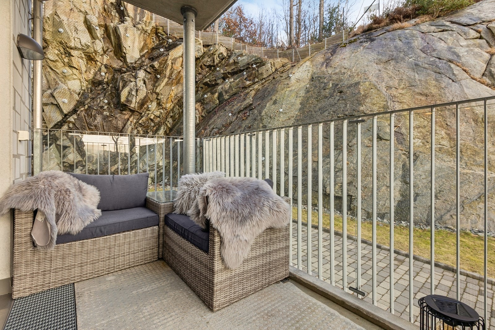 Med utgang fra stuen har man en koselig, overbygget balkong på 6 kvm. Galleribilde