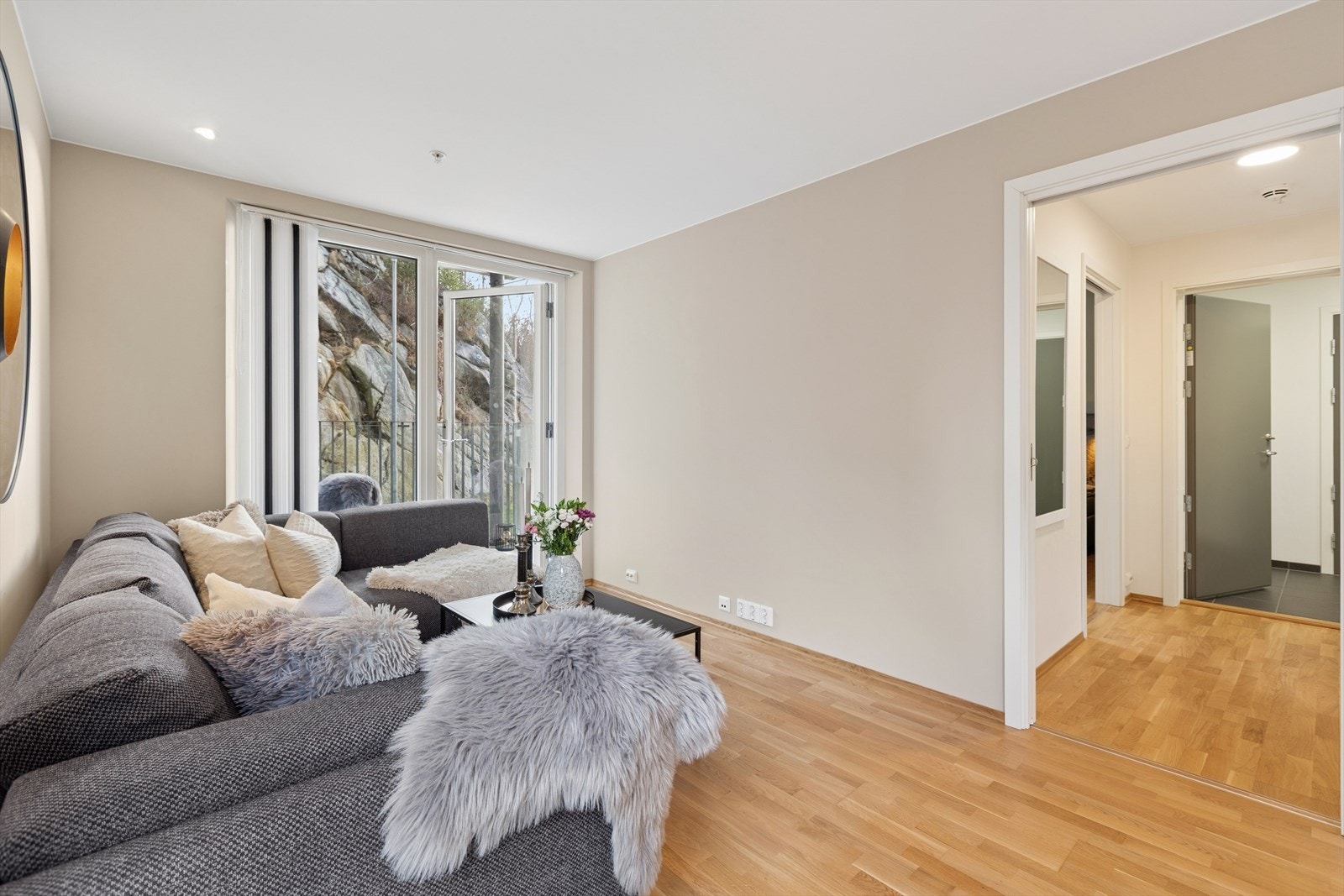 Boligen er tilkoblet fjernvarmeanlegg og har vannbåren varme fra radiator i stue. Det er også balansert ventilasjon i leiligheten. Galleribilde