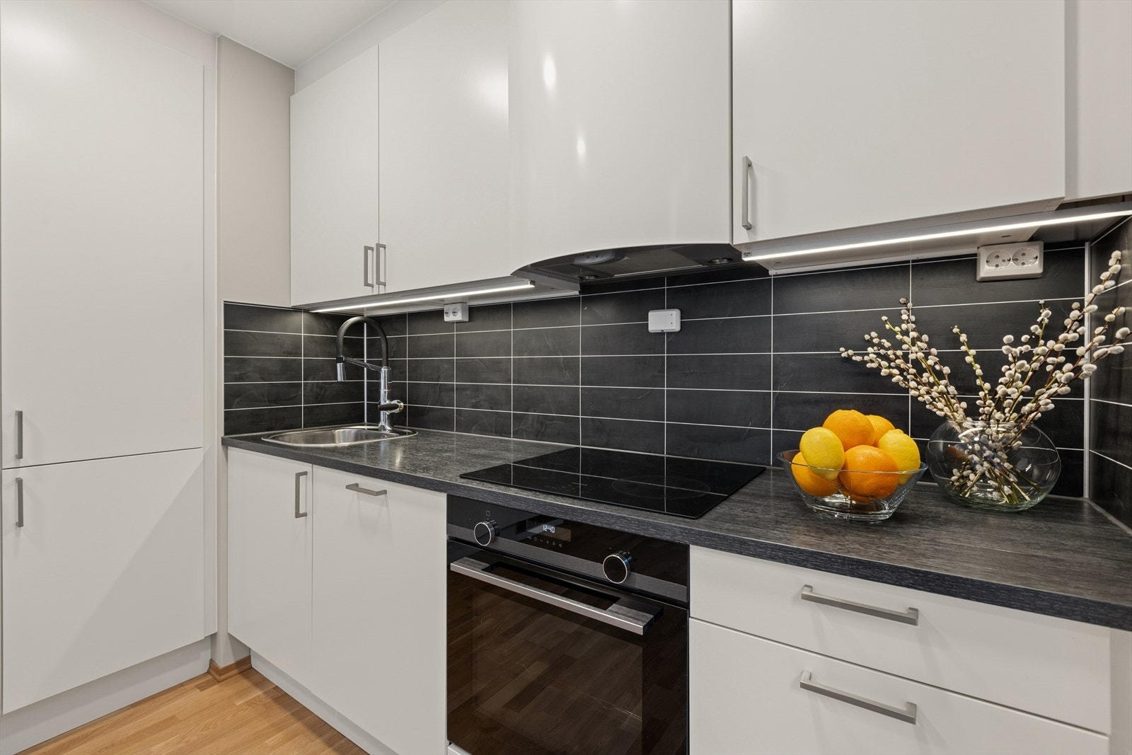 Kjøkkenet er ellers utstyrt med kjøleskap, oppvaskmaskin, stekeovn, platetopp og kjøkkenventilator med avtrekk via balansert ventilasjonsanlegg. Galleribilde