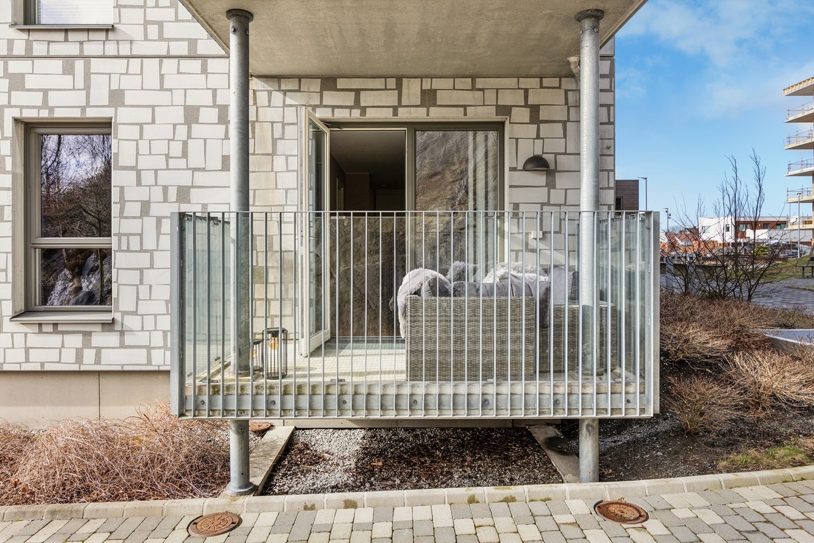 Leiligheten ligger fint til på bakkeplan og har enkel adkomst. Leiligheten disponerer også parkeringsplass med elbillader og bod i bakkant i underetasjen. Galleribilde