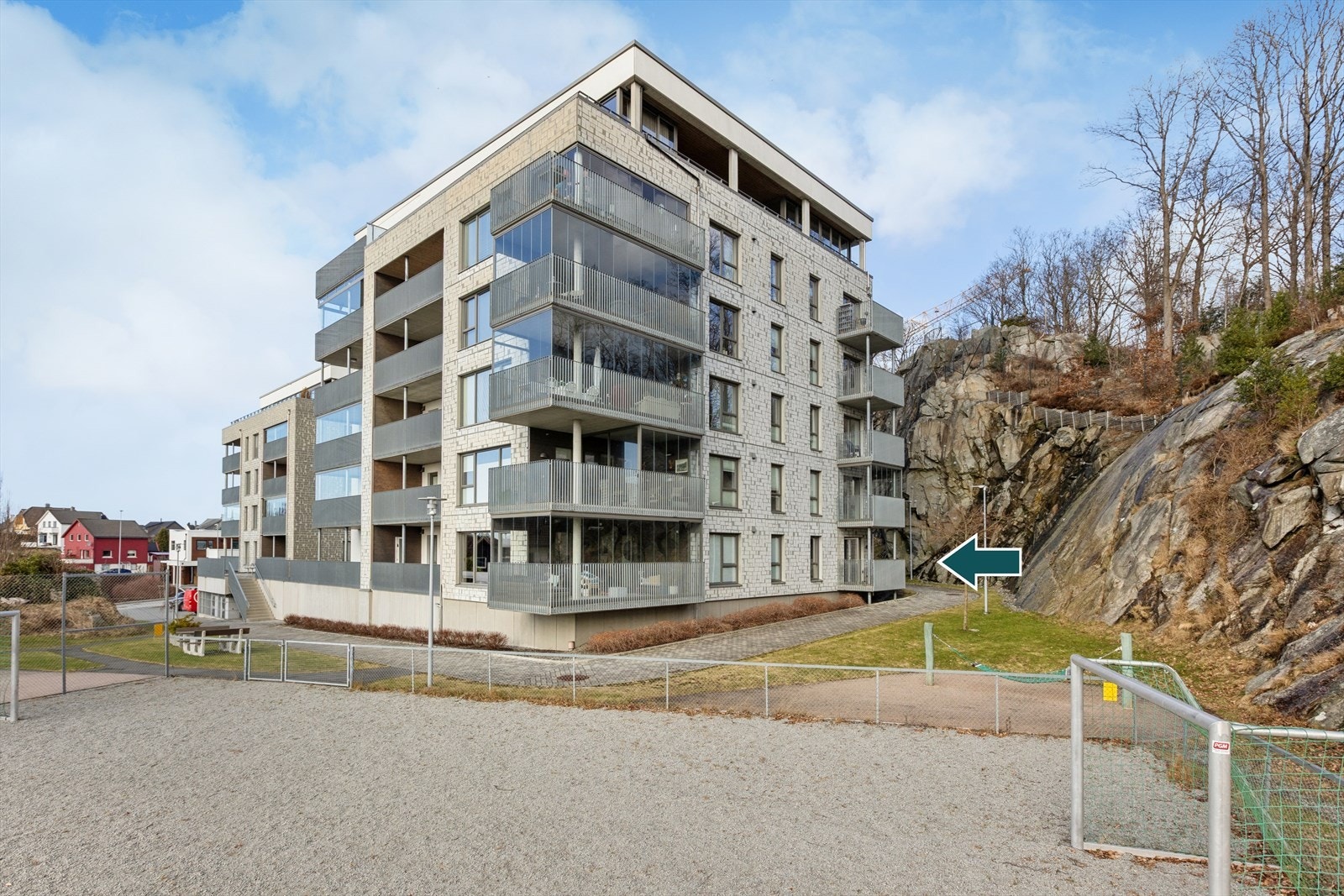 Leiligheten ligger i byggets første etasje og har enkel adkomst, noe som gjør den attraktiv for alle aldersgrupper. Boligbygget er fra 2018 og fremstår moderne. Galleribilde