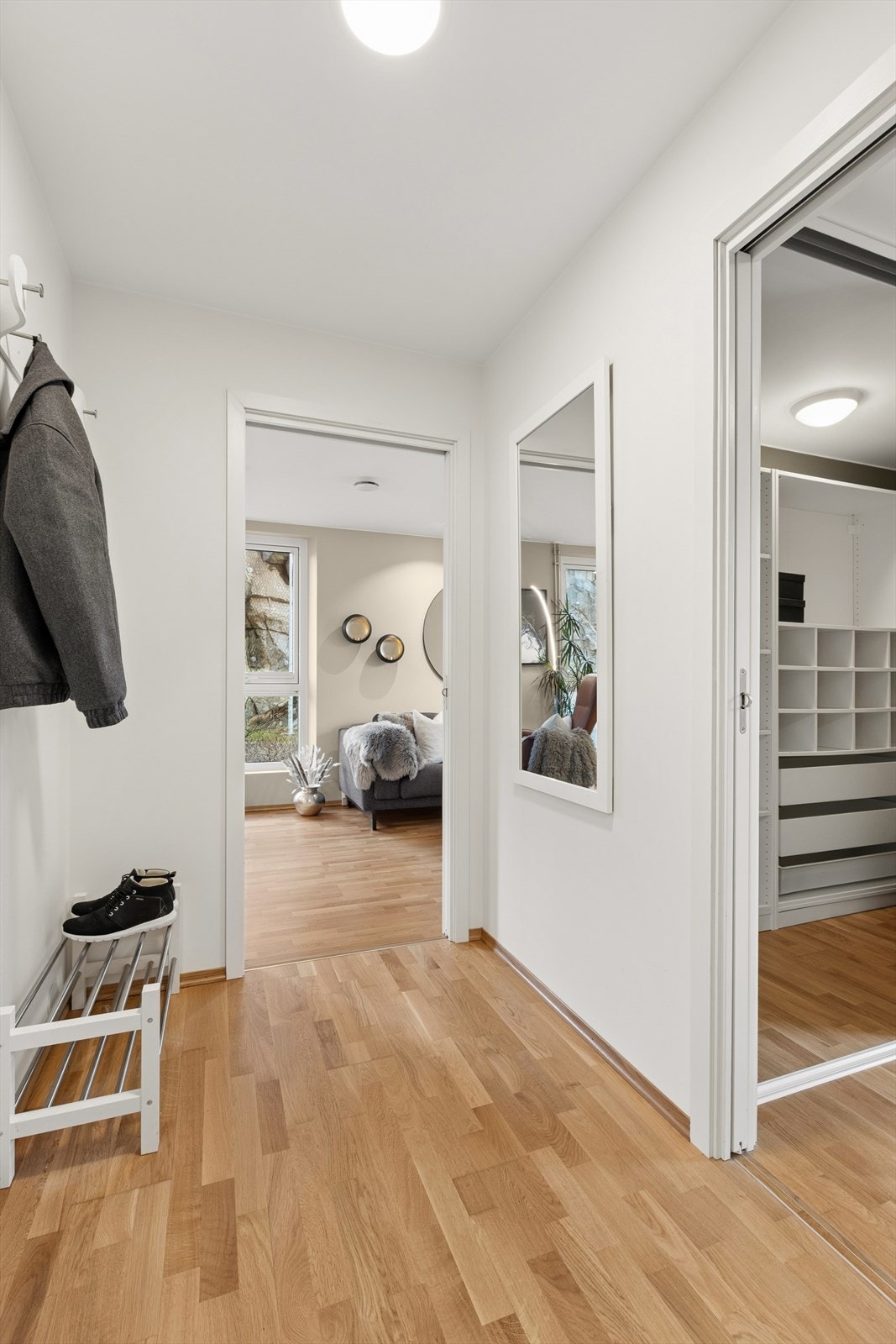 Man ønskes velkommen inn i en romslig entré hvor man har god plass til å henge fra seg yttertøy og sko. Galleribilde