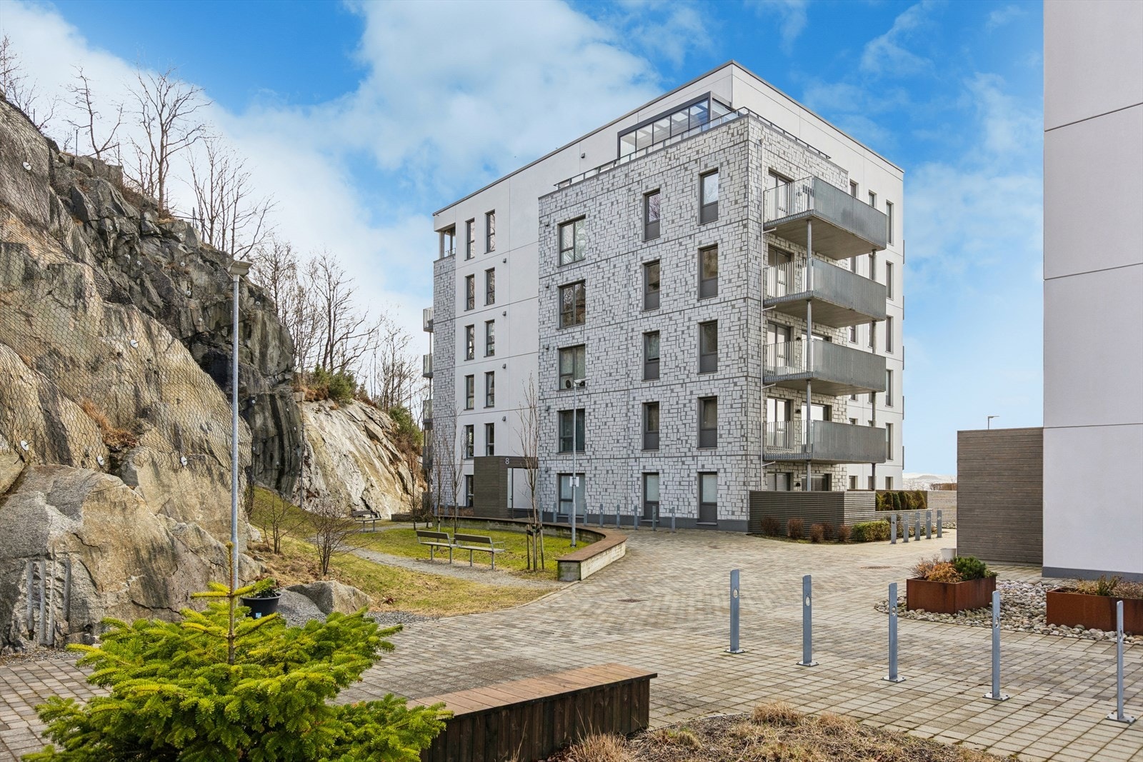 Fellesområdene er pent opparbeidet med belegningsstein, grøntarealer og beplantning. Et flott uteområde hvor både store og små vil trives! Galleribilde