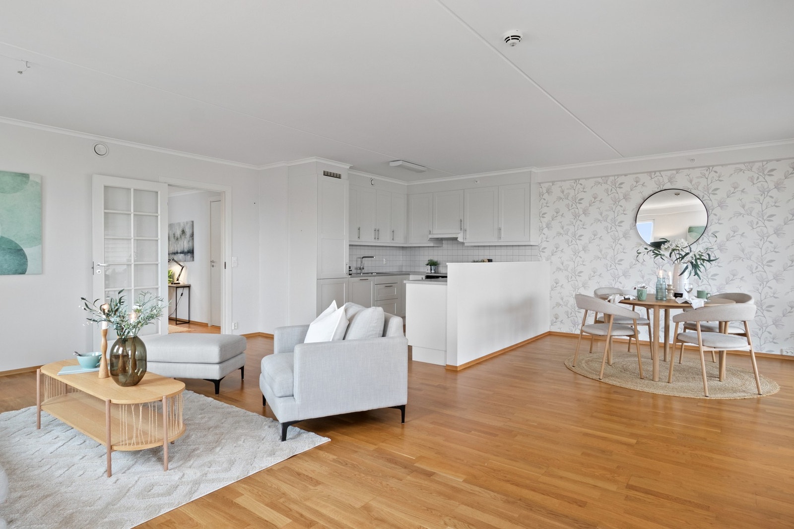 Her er det god plass til både sofagruppe og spiseplass i en åpen løsning mot kjøkkenet. Galleribilde