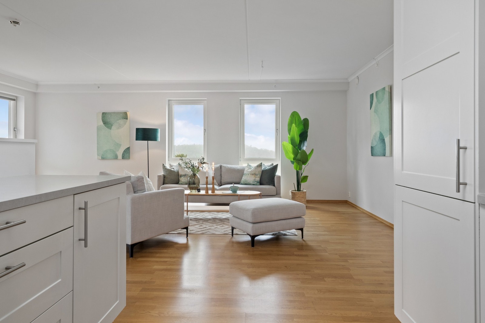 Kjøkkenet har en stilren innredning med glatte fronter og laminat benkeplate med underlimt kum. Galleribilde