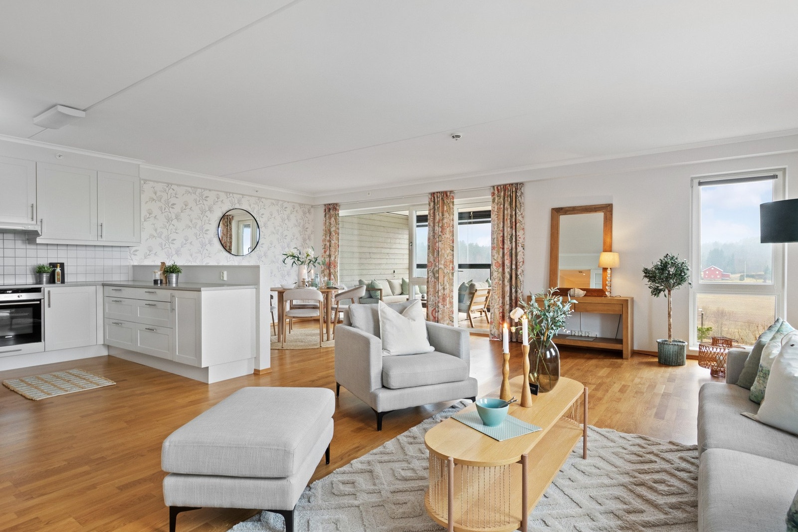 Fra stuen er det utgang til en innglasset balkong som fungerer som et ekstra oppholdsrom store deler av året. Galleribilde
