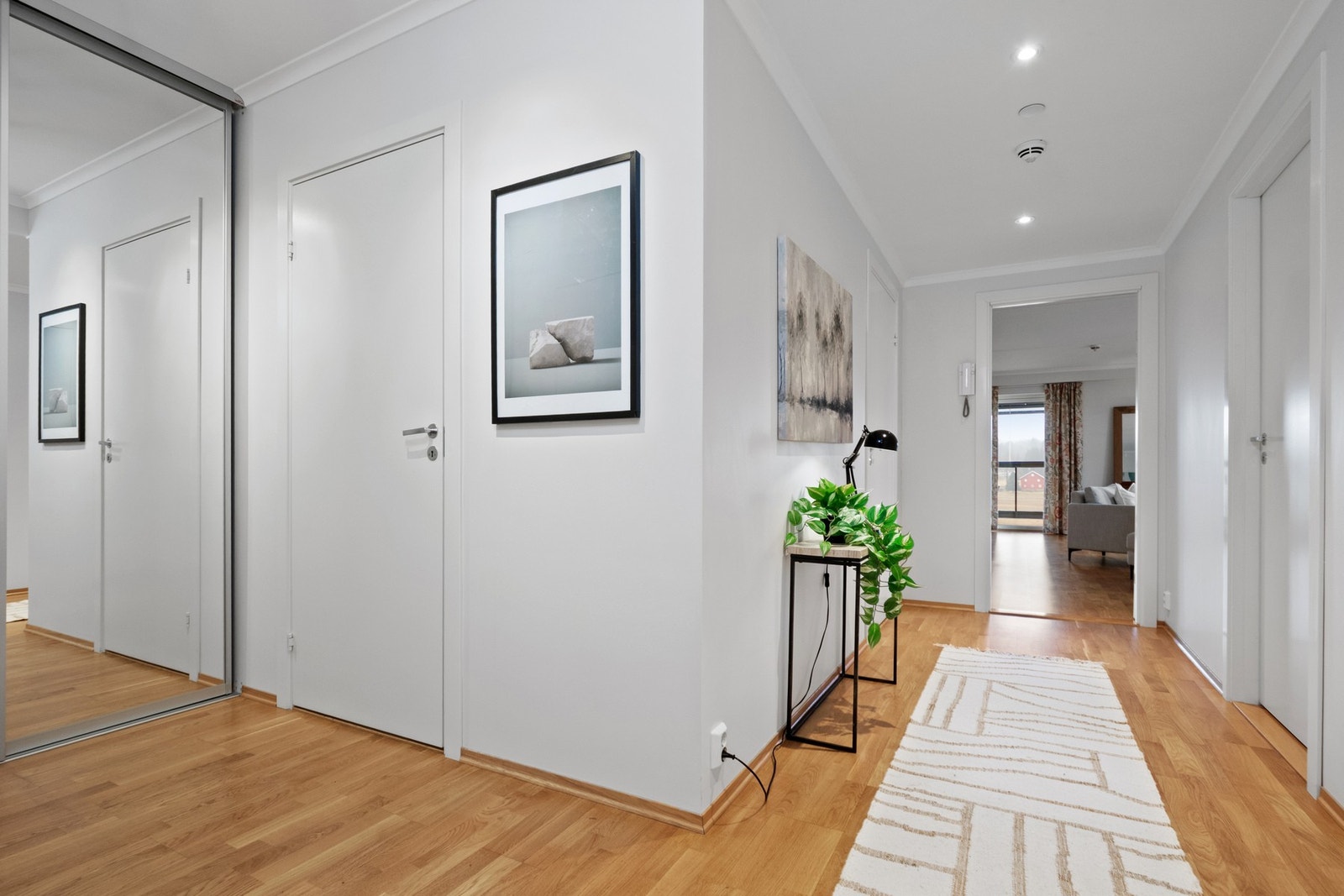 Her er det god plass til oppbevaring og enkel adkomst til boligens øvrige rom. Planløsningen oppleves praktisk og oversiktlig. Galleribilde