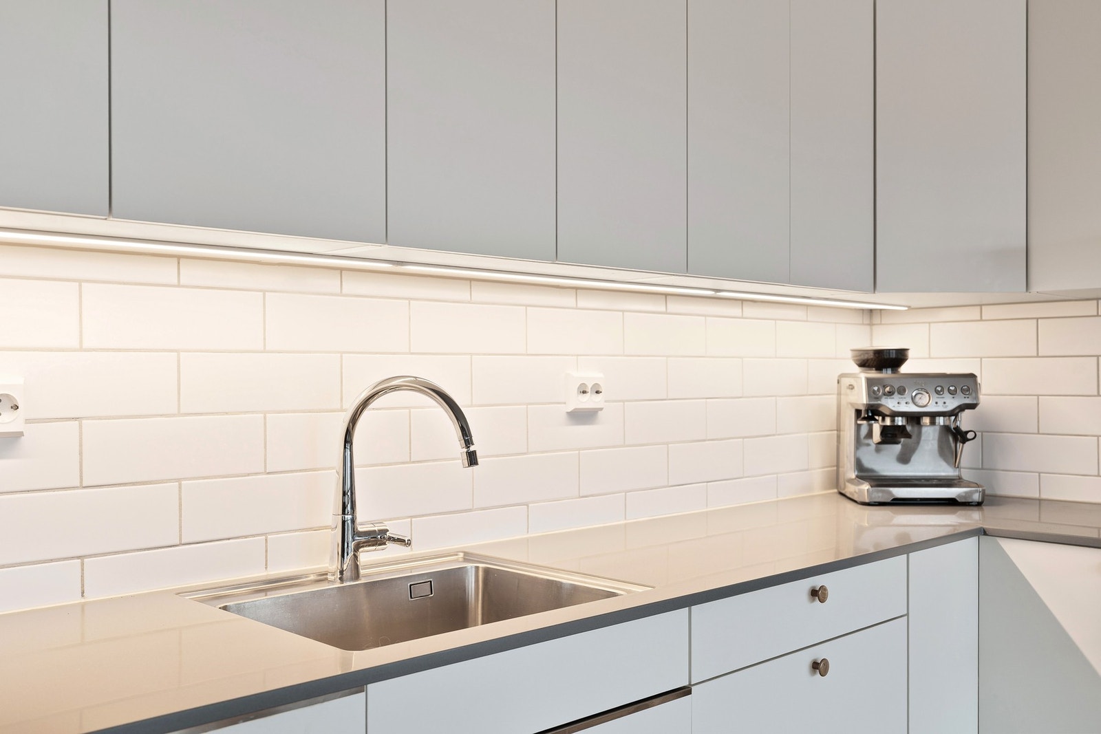 Større kjøkkenskap er én av leilighetens mange oppgraderinger. Galleribilde