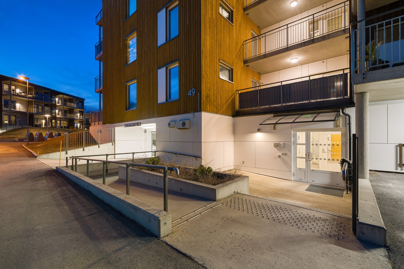 Inngangsparti og innkjøring til p-kjeller. Galleribilde