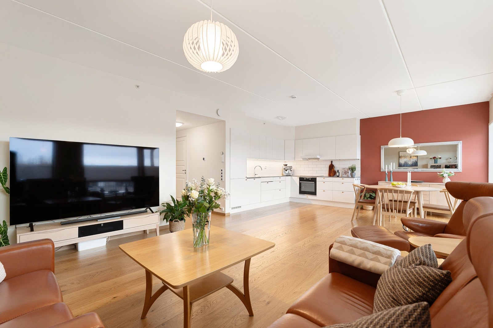 Sofahjørne mot kjøkken. Galleribilde