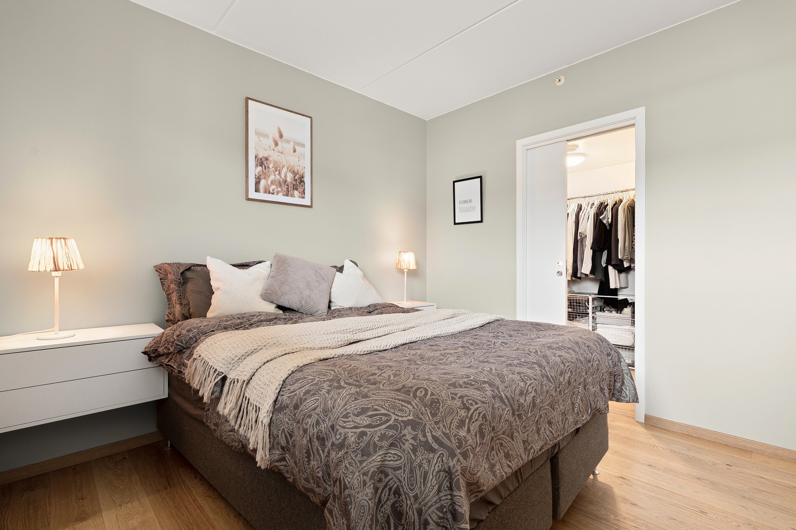 Leilighetens hovedsoverom måler hele 11,1m² og er malt i en lys og behagelig grønnfarge. Galleribilde