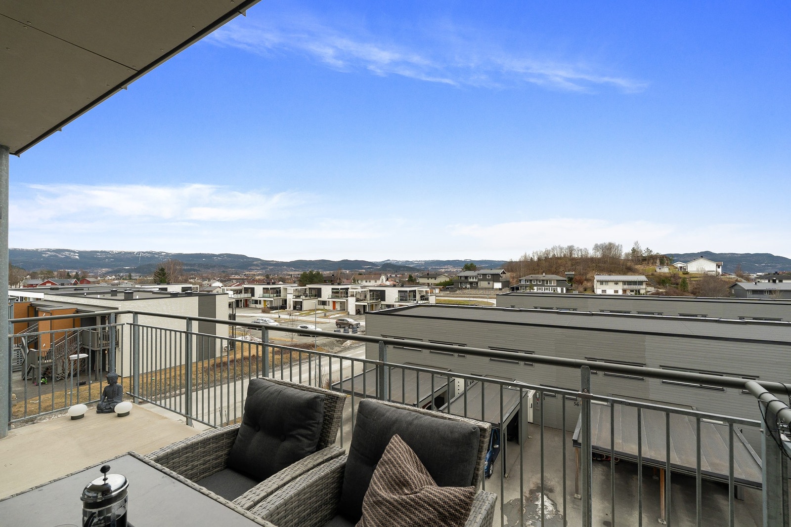 Balkongen er vendt mot sørvest og byr dermed på fantastiske solforhold store deler av dagen. Galleribilde