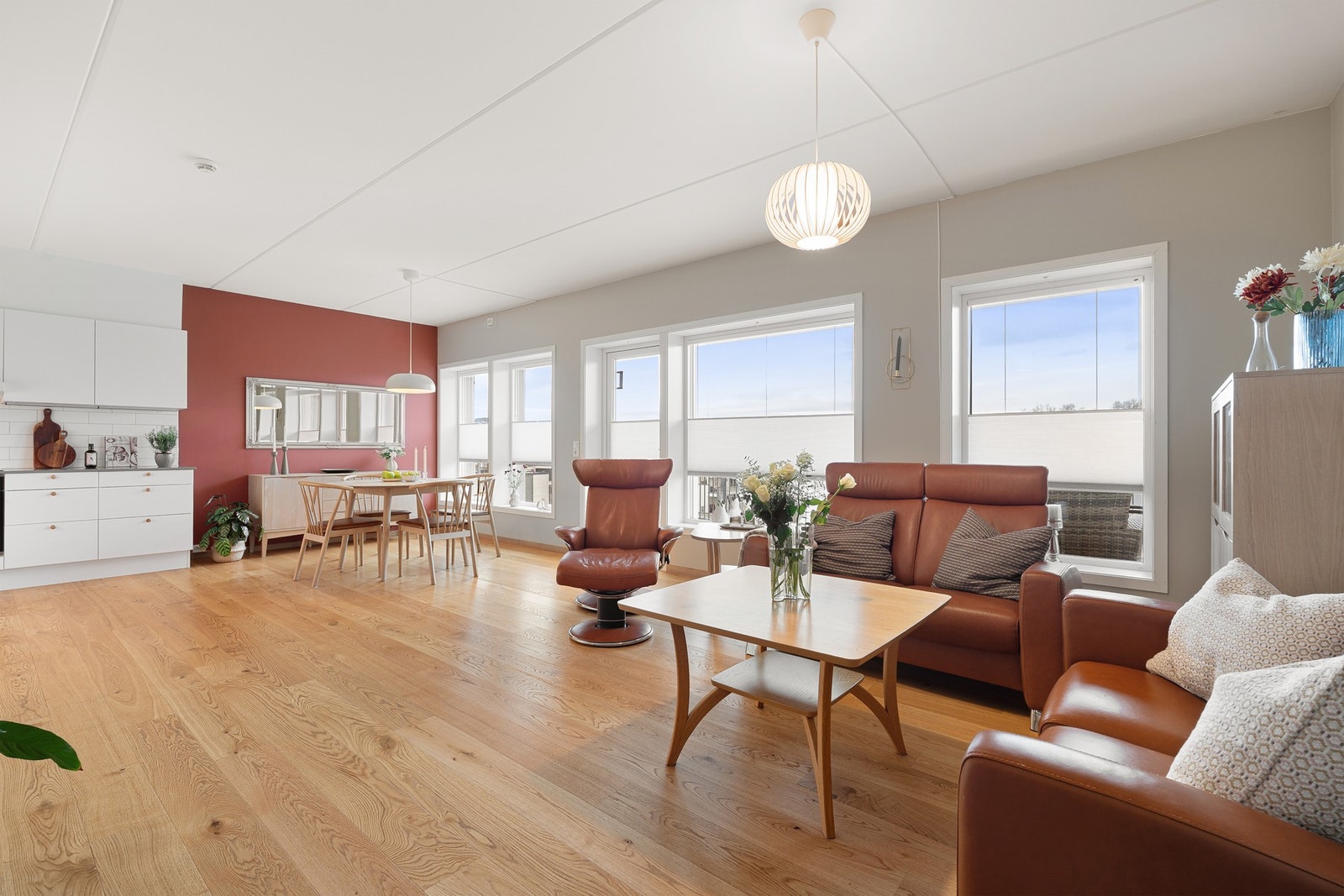 Med sin romslige størrelse er det lett å dele av stuen i både spise- og sofasone. Galleribilde