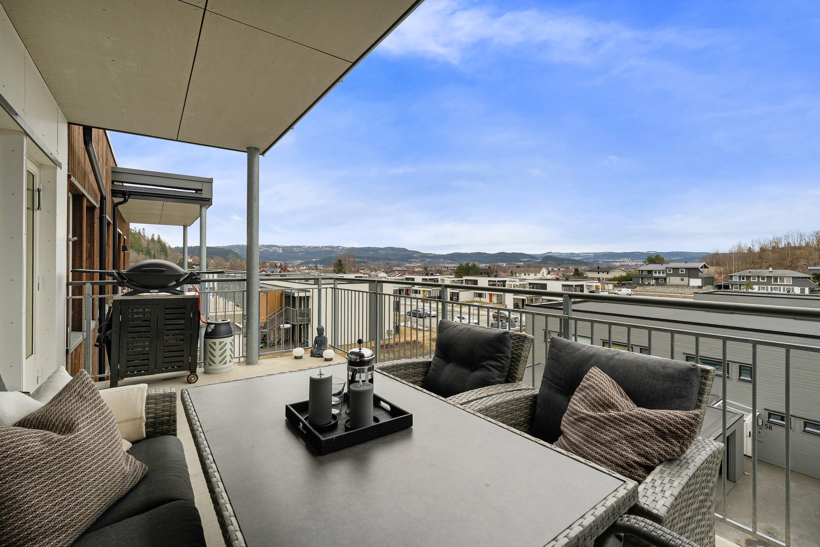 Fra stuen er det utgang til stuens forlengelse på sommerhalvåret - en herlig balkong på hele 15m². Galleribilde