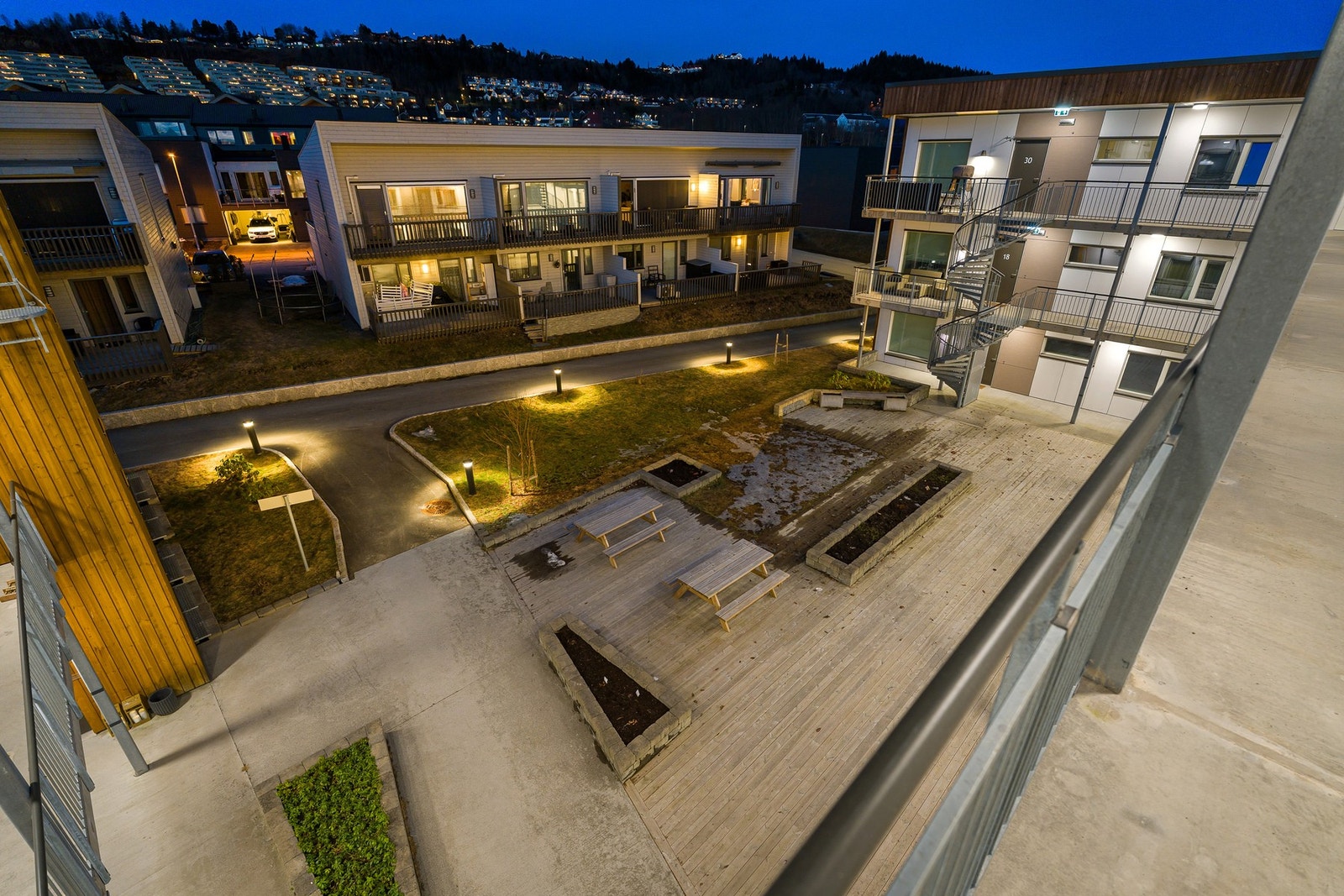 Sameiets fellesområde er opparbeidet med trivelige benker og terrasse. Galleribilde