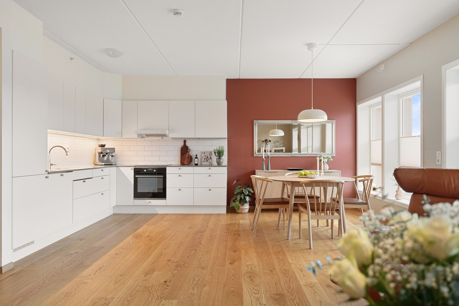 Moderne og fin kontrastvegg ved siden av kjøkken. Galleribilde