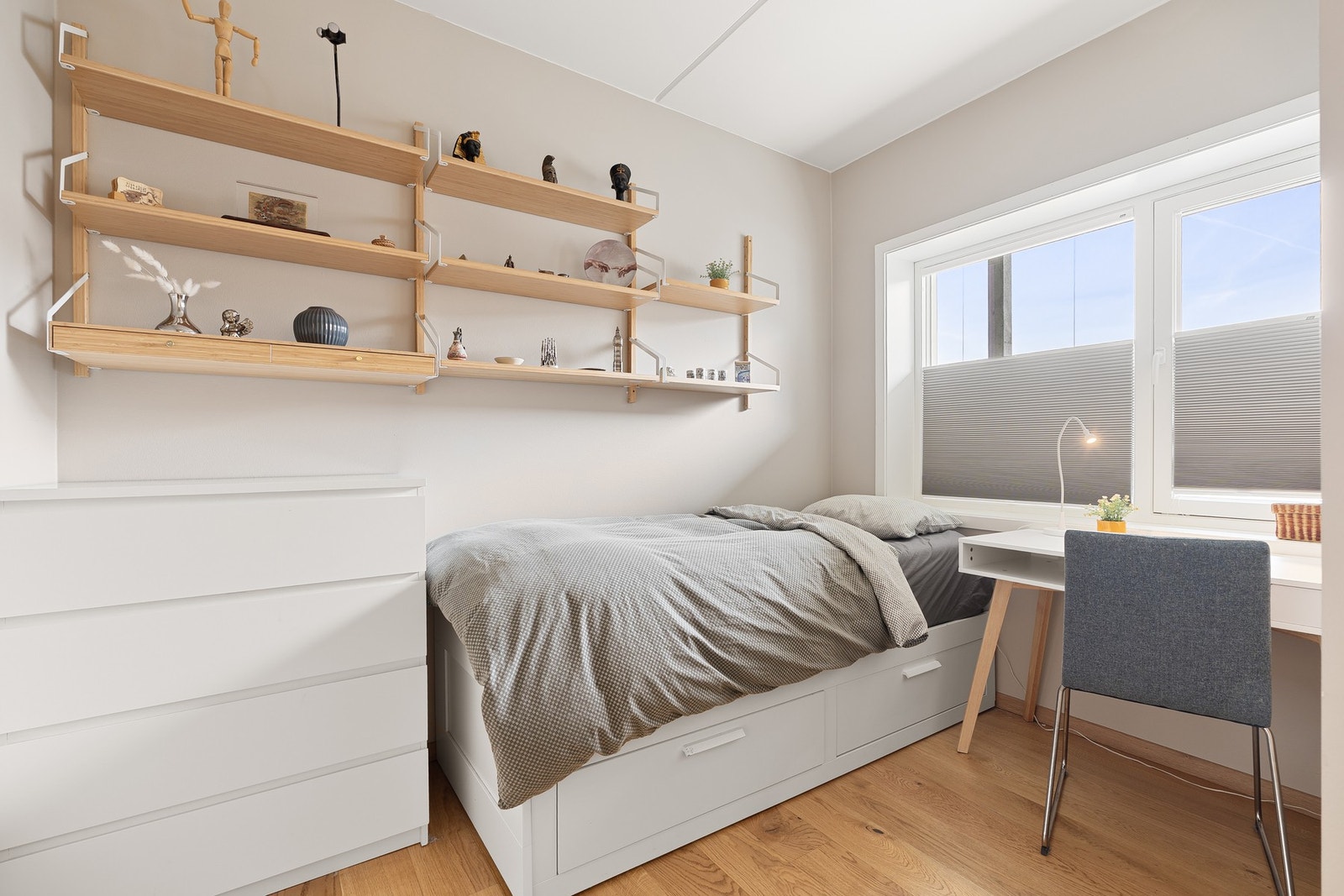 Det minste soverommet måler 7m² og begge soverommene vender inn mot rolig og lukket fellesområde. Galleribilde