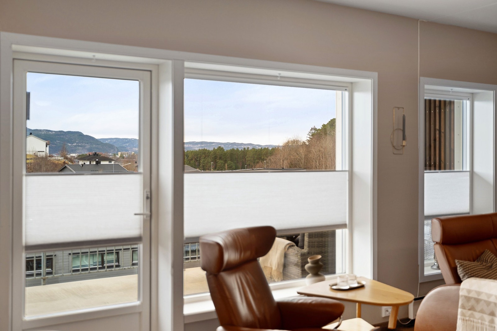 Skreddersydde plisségardiner på alle vindu fra Luxaflex. Galleribilde